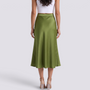 Falda midi satinada verde de mujer con cintura alta y corte evasé, vista trasera