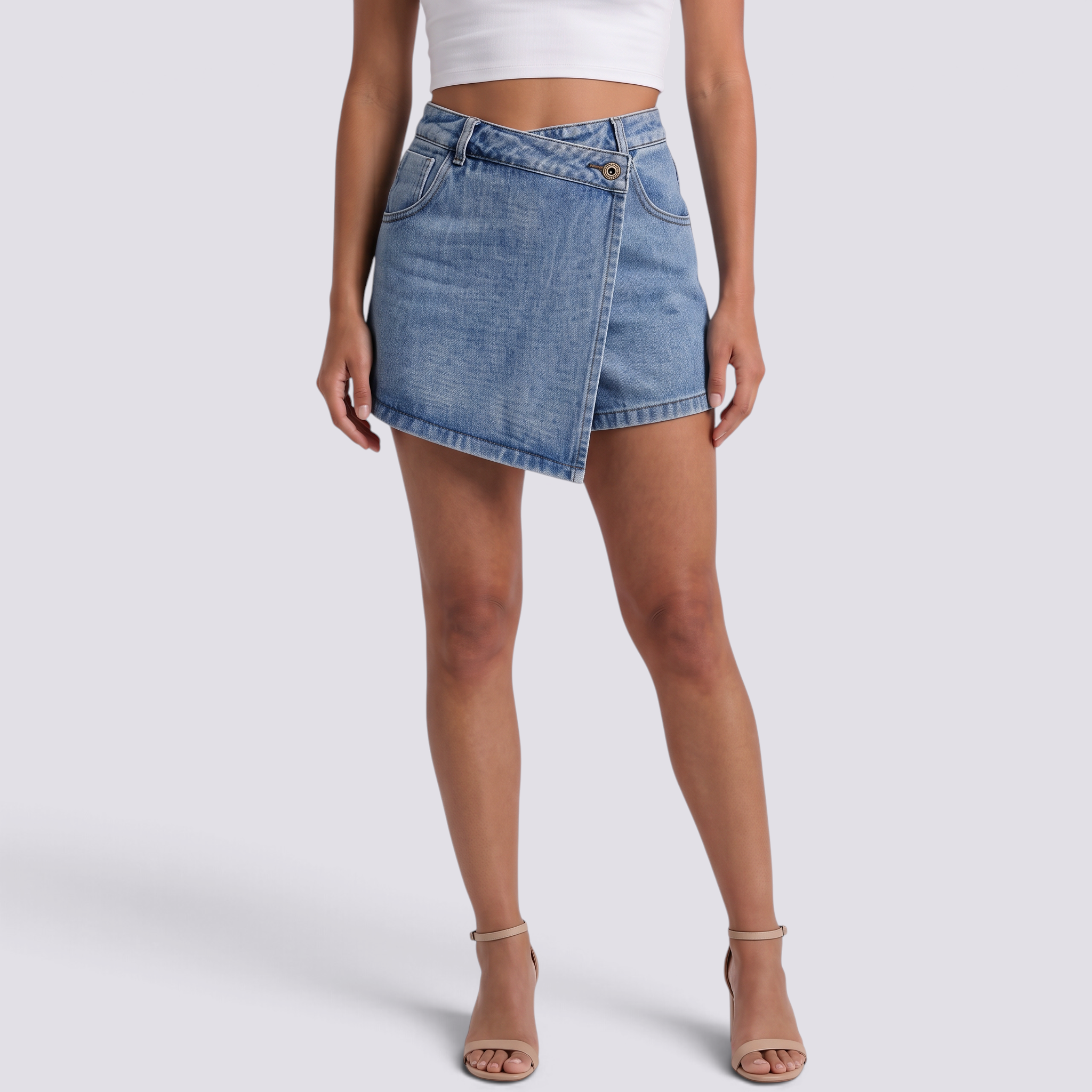 Falda pantalón mujer cruzada de cintura alta en azul vaquero lavado, vista frontal con botón metálico y bajo asimétrico