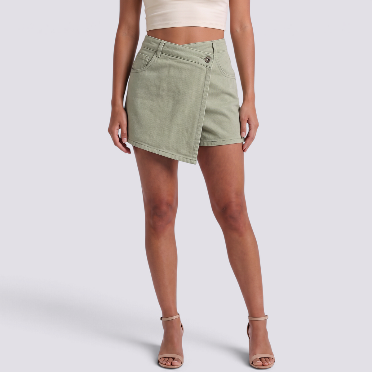 Falda pantalón mujer cruzada de cintura alta en verde claro, vista frontal con botón metálico y bajo asimétrico