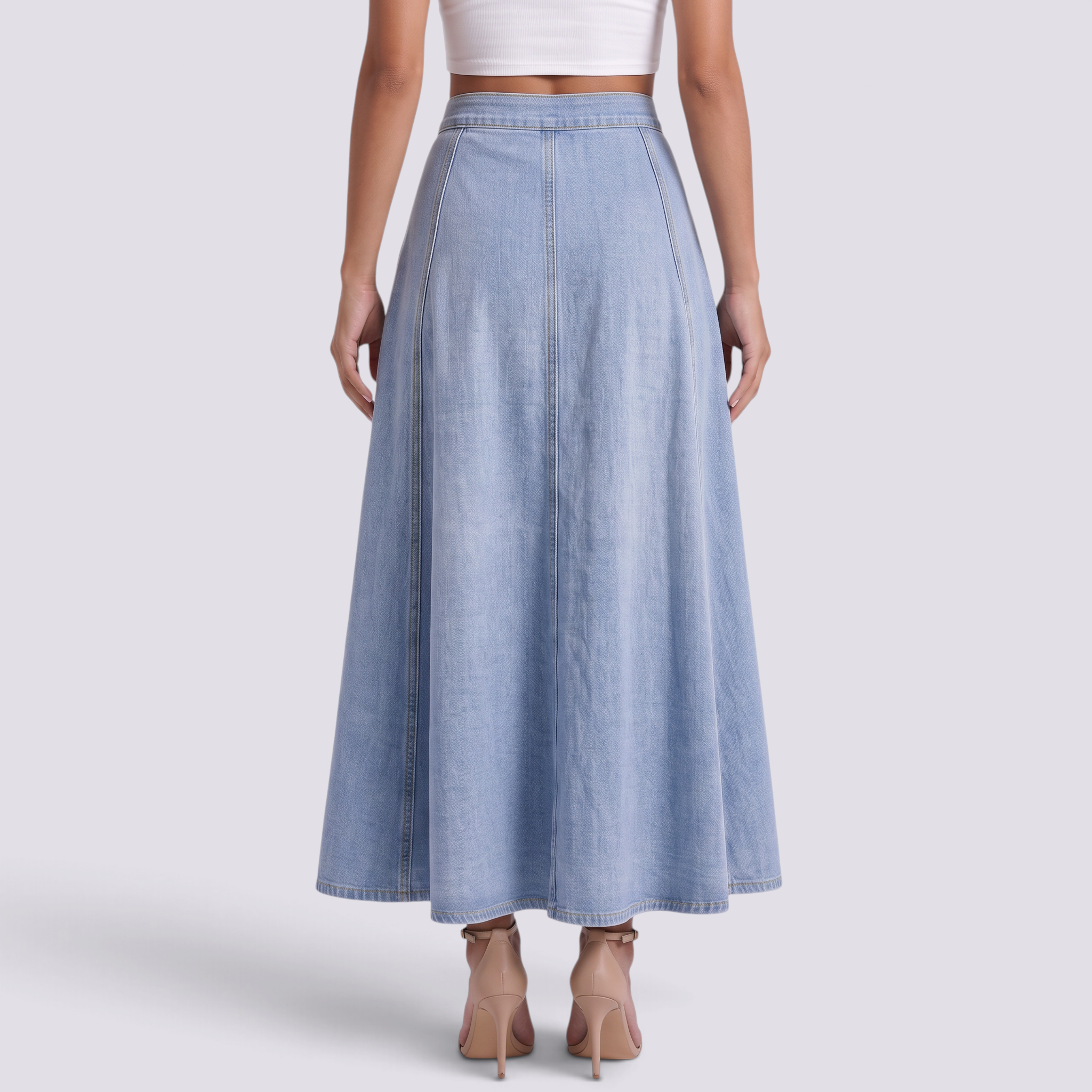 Mujer con falda vaquera maxi de vuelo en azul claro, vista trasera lisa