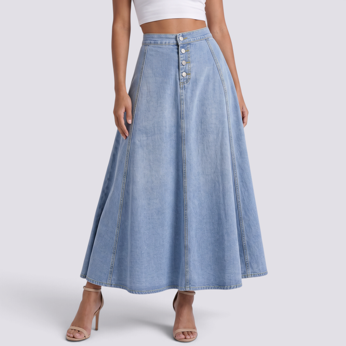 Mujer con falda vaquera maxi de vuelo en azul claro, vista frontal con botonadura