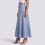 Mujer con falda vaquera maxi de vuelo en azul claro, vista lateral