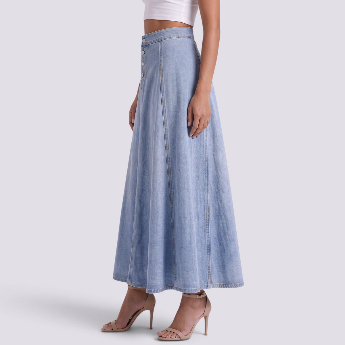 Mujer con falda vaquera maxi de vuelo en azul claro, vista lateral