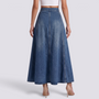 Mujer con falda vaquera maxi de vuelo en azul oscuro, vista trasera lisa