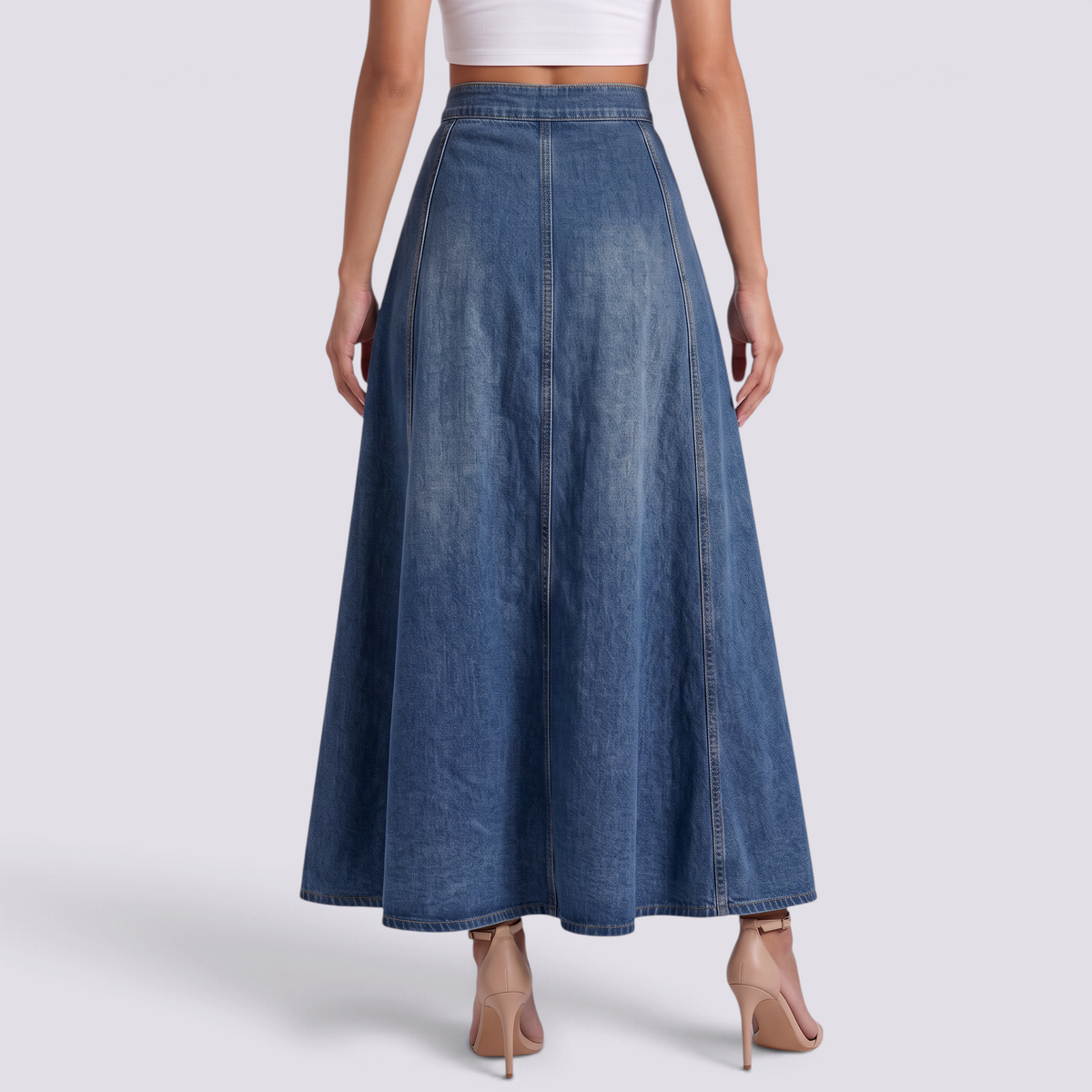Mujer con falda vaquera maxi de vuelo en azul oscuro, vista trasera lisa