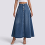 Mujer con falda vaquera maxi de vuelo en azul oscuro, vista frontal con botonadura