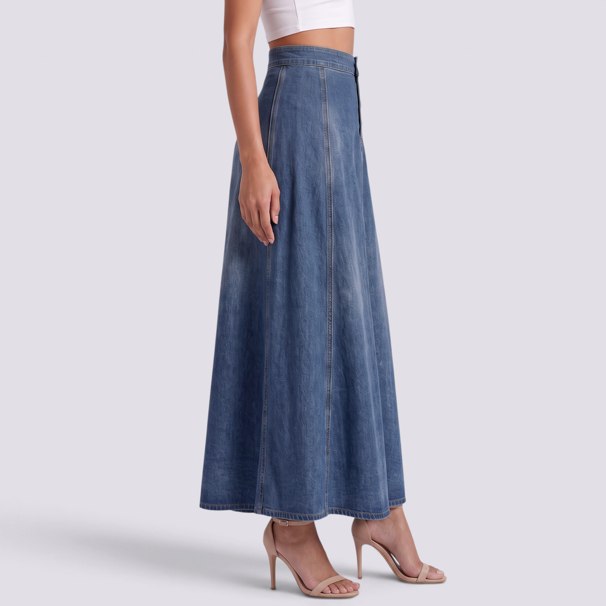 Mujer con falda vaquera maxi de vuelo en azul oscuro, vista lateral