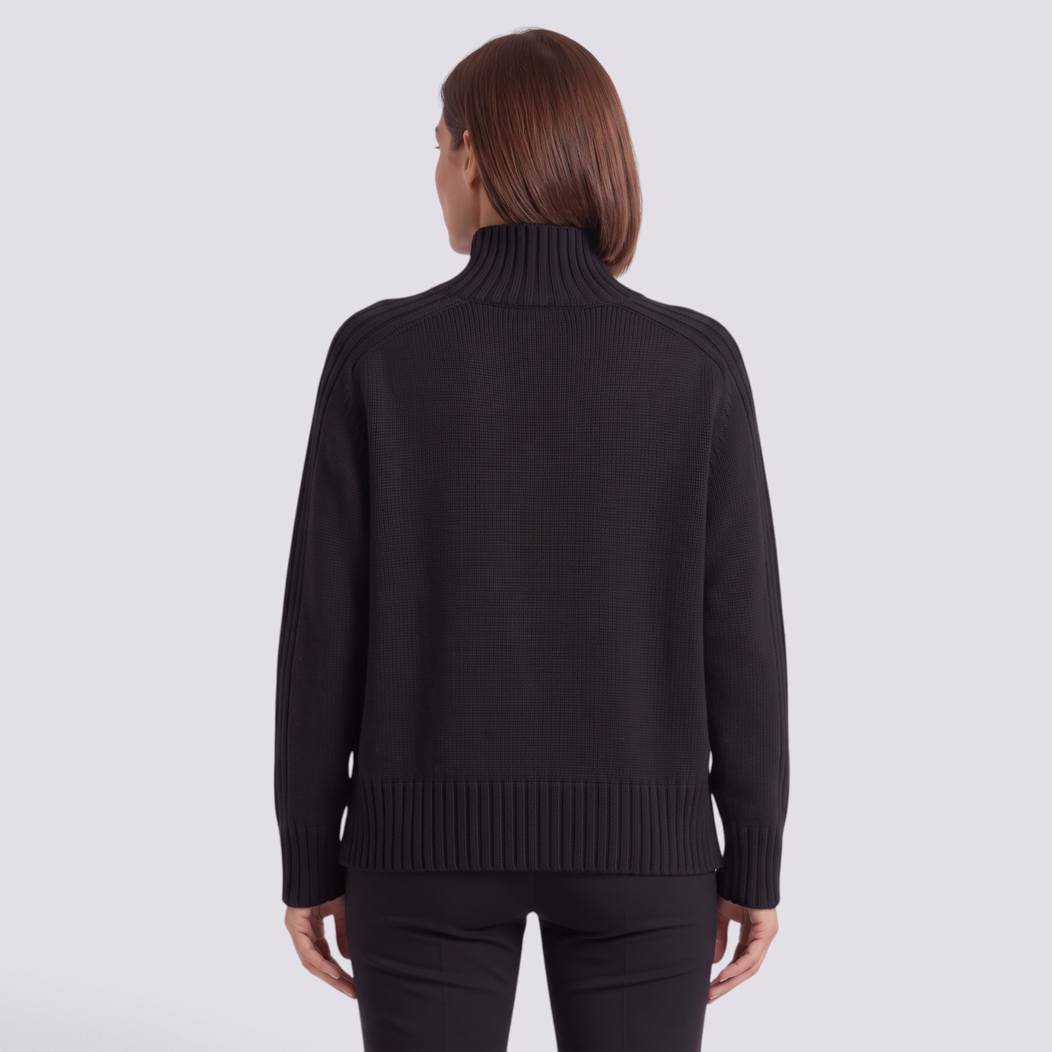 Jersey de mujer de punto con cuello alto en color negro, hombros caídos y corte holgado, vista trasera