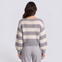 Jersey mujer rayas anchas cuello barco en gris y crema, vista trasera