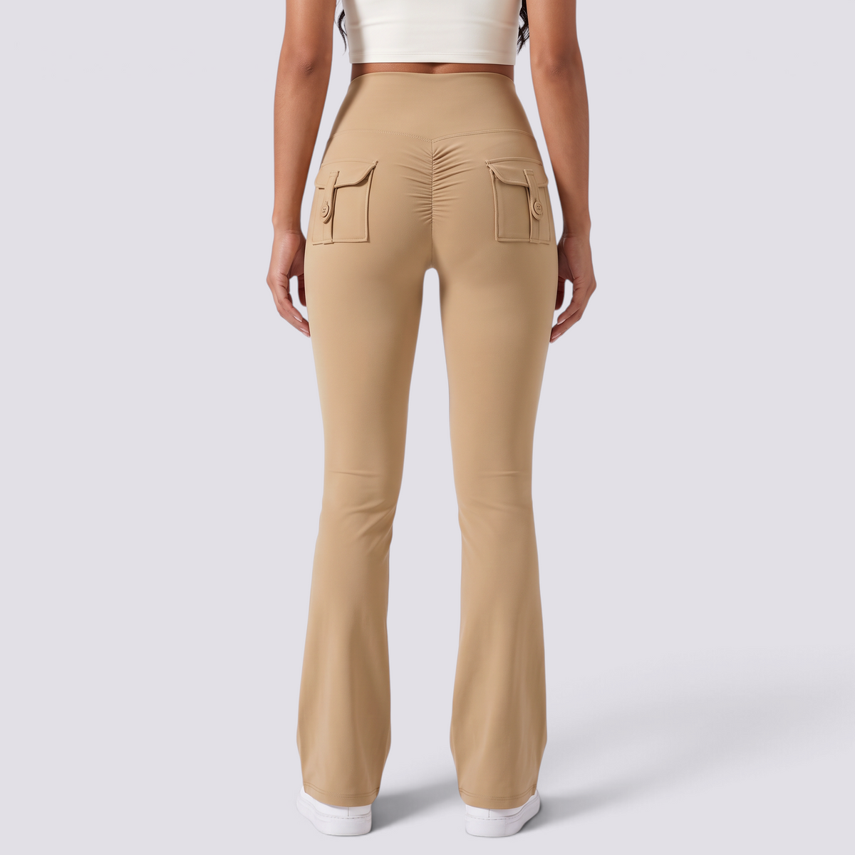 Mujer con leggings acampanados con bolsillos en camel, vista trasera con bolsillos