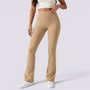 Mujer con leggings acampanados con bolsillos en camel, vista frontal