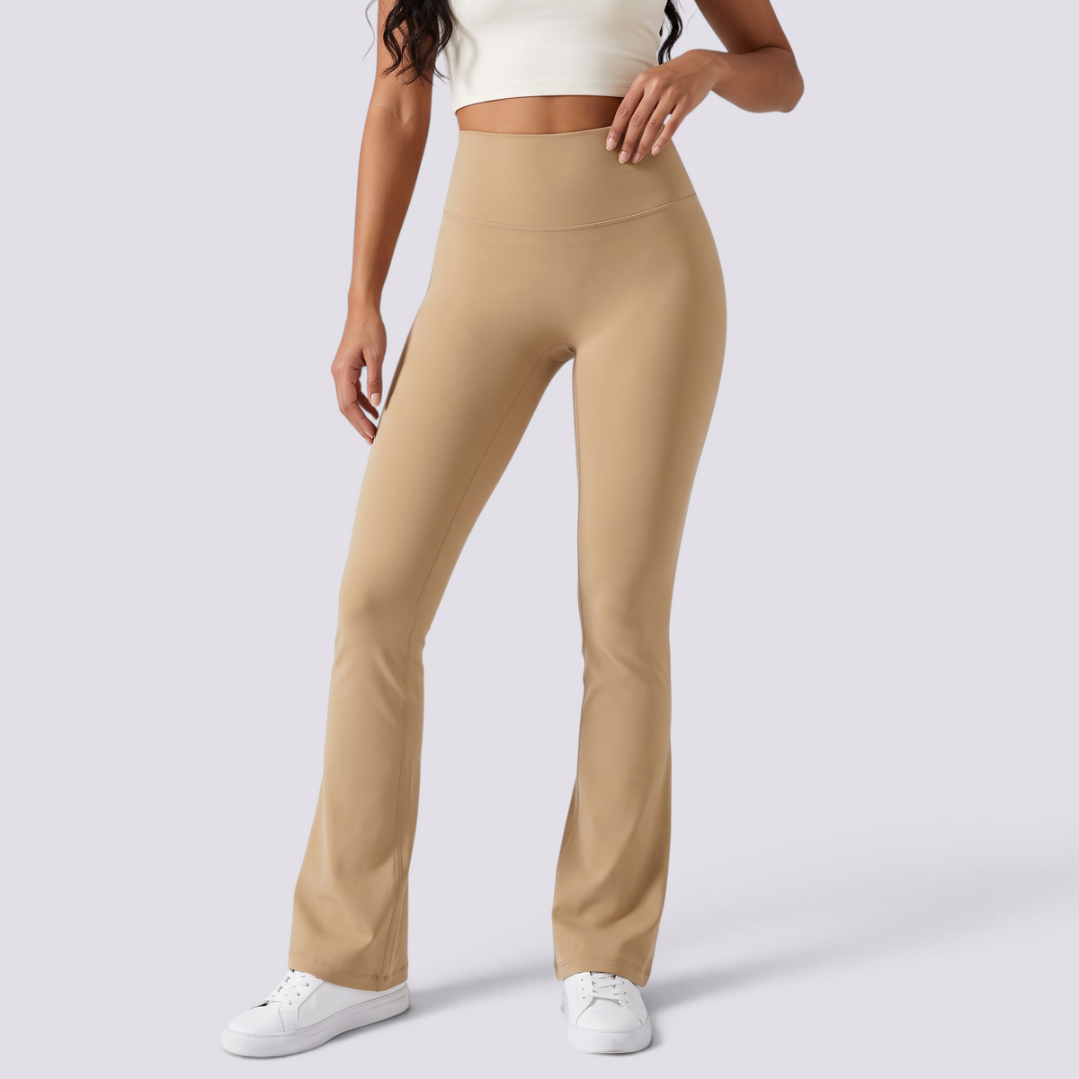 Mujer con leggings acampanados con bolsillos en camel, vista frontal