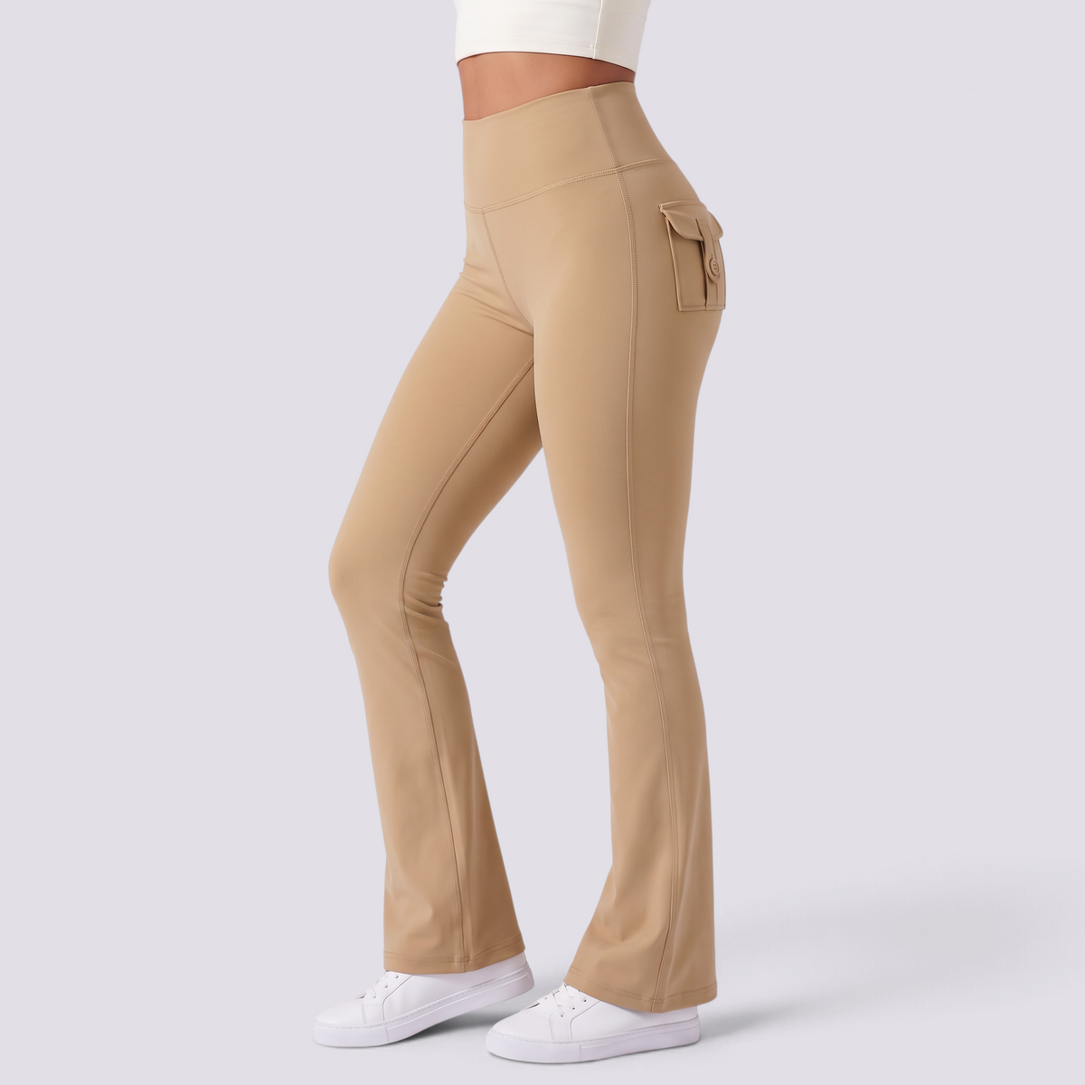 Mujer con leggings acampanados con bolsillos en camel, vista lateral