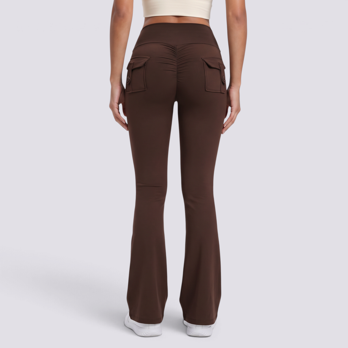Mujer con leggings acampanados con bolsillos en marrón chocolate, vista trasera con bolsillos