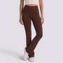 Mujer con leggings acampanados con bolsillos en marrón chocolate, vista frontal
