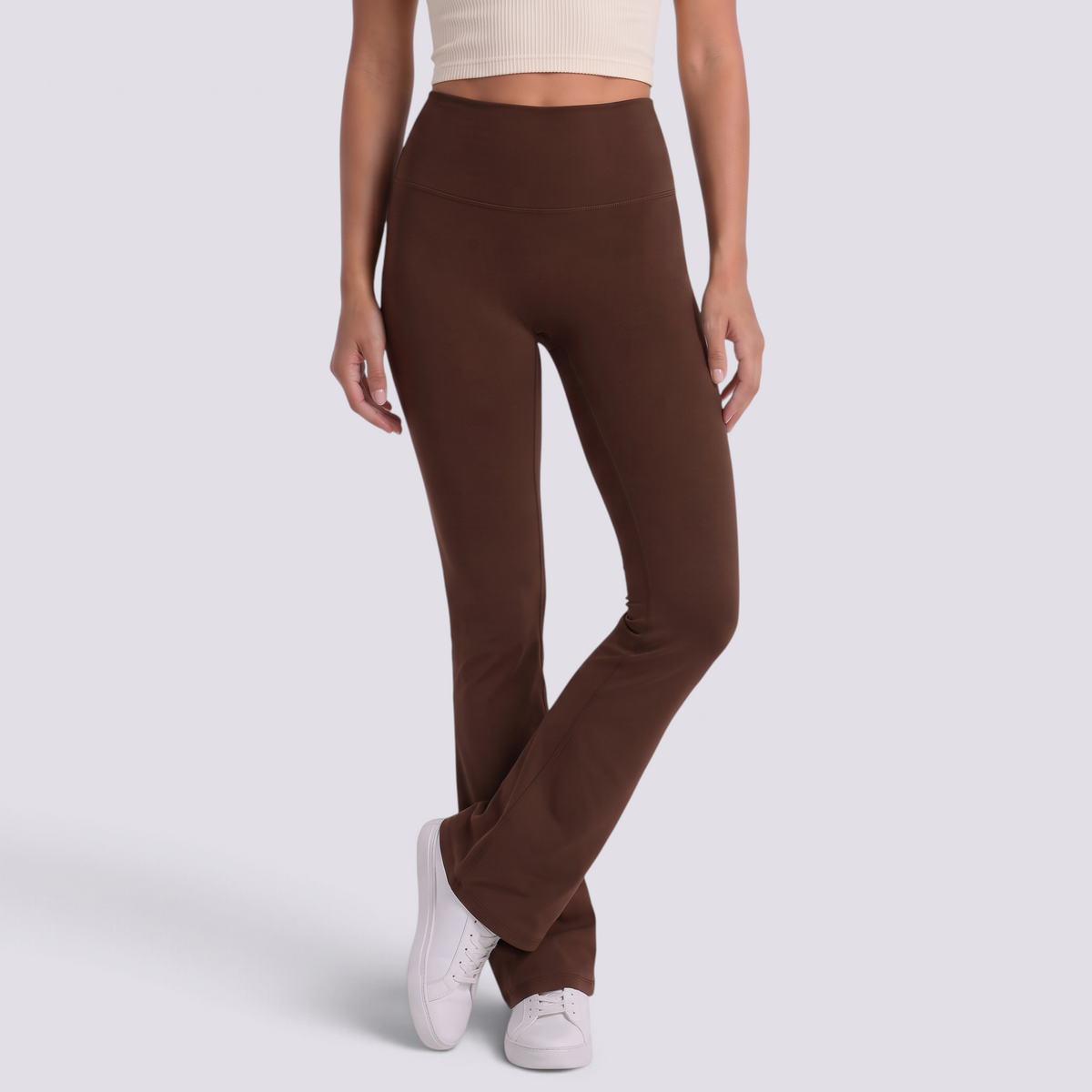 Mujer con leggings acampanados con bolsillos en marrón chocolate, vista frontal