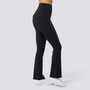 Mujer con leggings acampanados con bolsillos en negro, vista lateral