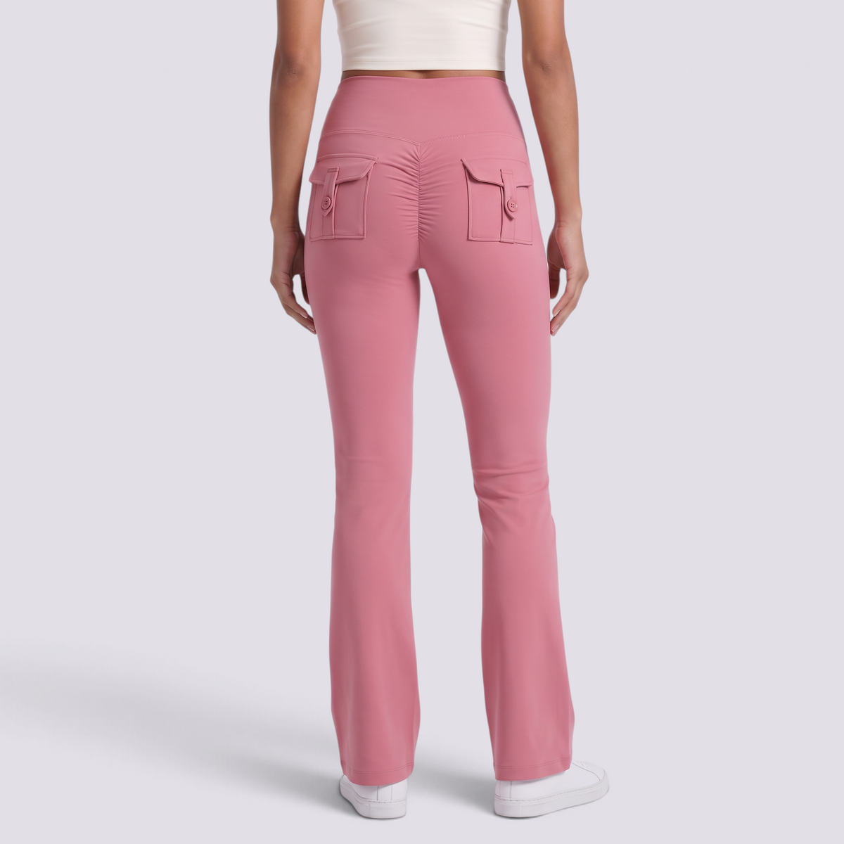 Mujer con leggings acampanados con bolsillos en rosa, vista trasera con bolsillos