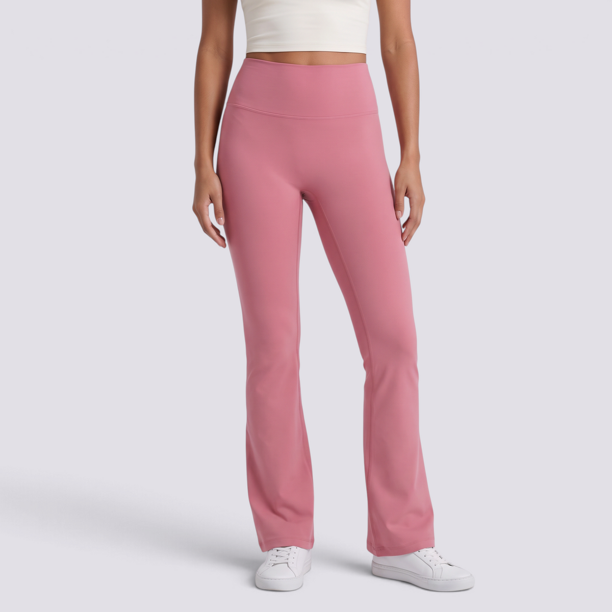 Mujer con leggings acampanados con bolsillos en rosa, vista frontal