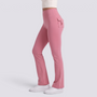 Mujer con leggings acampanados con bolsillos en rosa, vista lateral