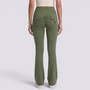 Mujer con leggings acampanados con bolsillos en verde oliva, vista trasera con bolsillos