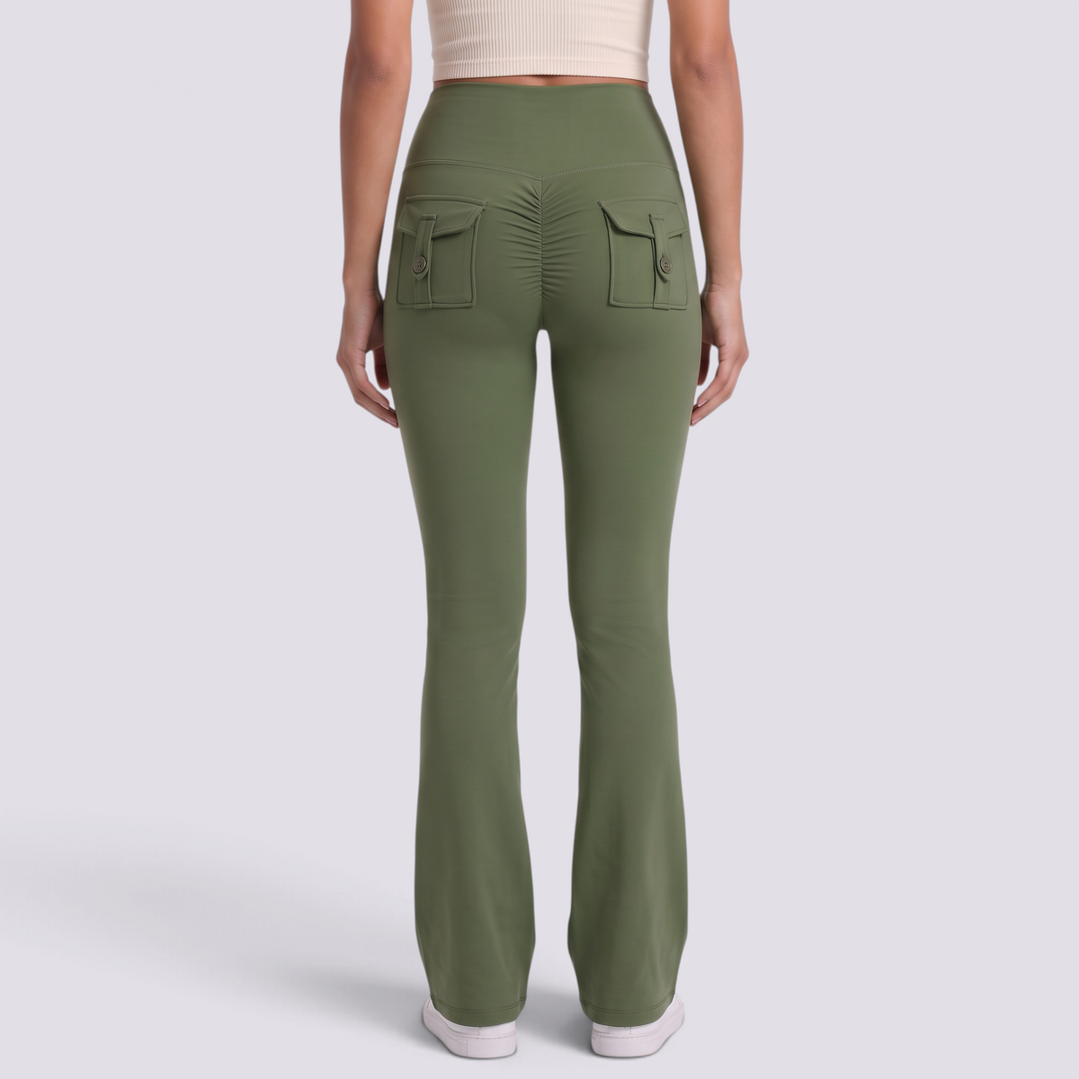 Mujer con leggings acampanados con bolsillos en verde oliva, vista trasera con bolsillos