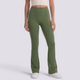 Mujer con leggings acampanados con bolsillos en verde oliva, vista frontal