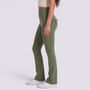Mujer con leggings acampanados con bolsillos en verde oliva, vista lateral