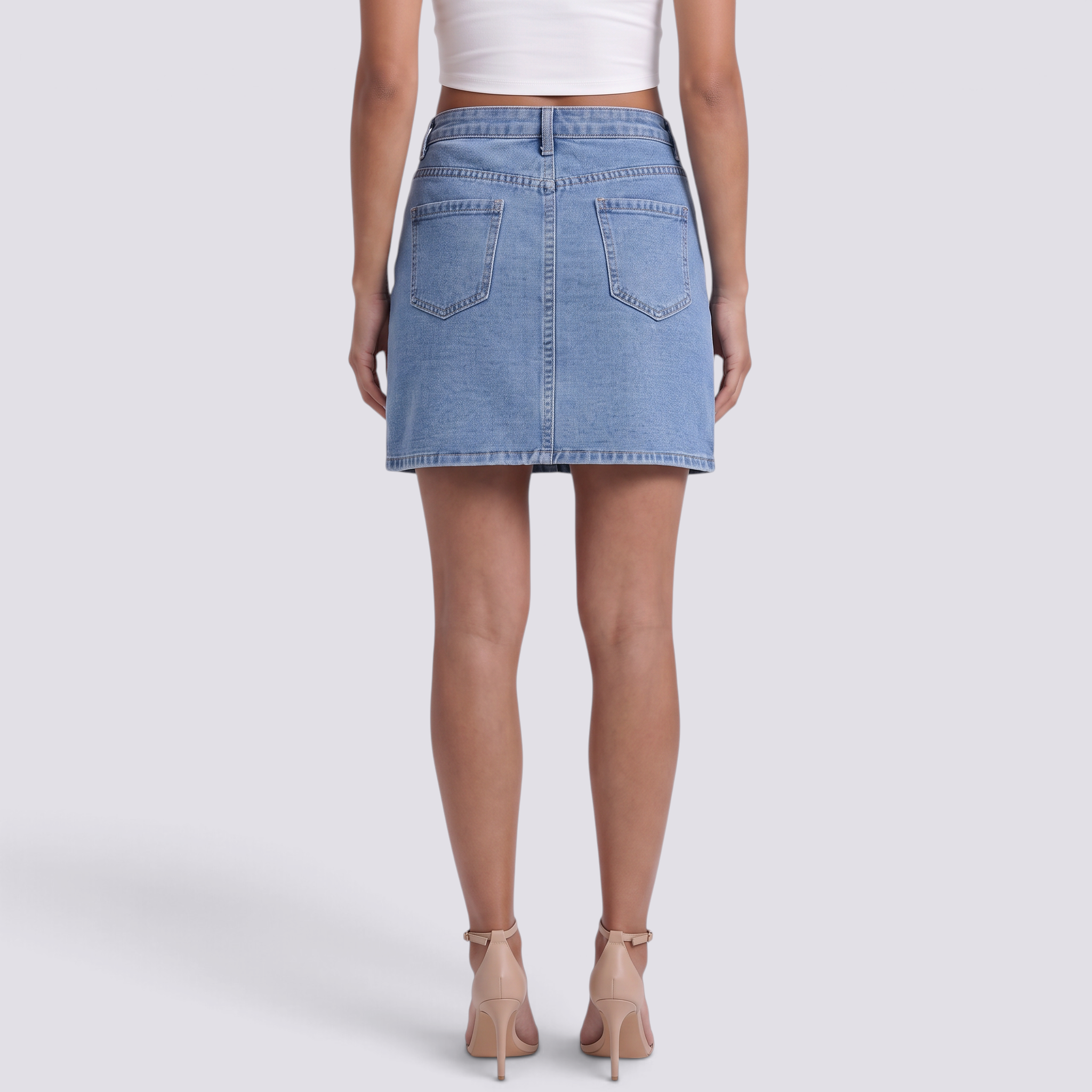 Minifalda vaquera de mujer con cintura asimétrica en azul, vista trasera con bolsillos de parche