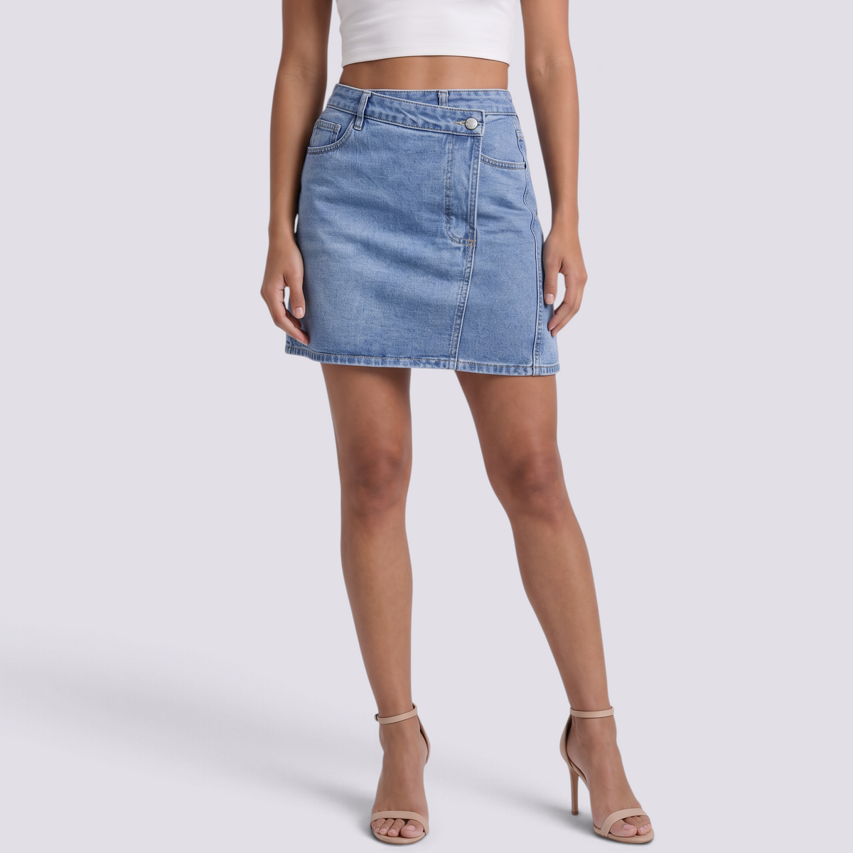 Minifalda vaquera de mujer con cintura asimétrica en azul, vista frontal
