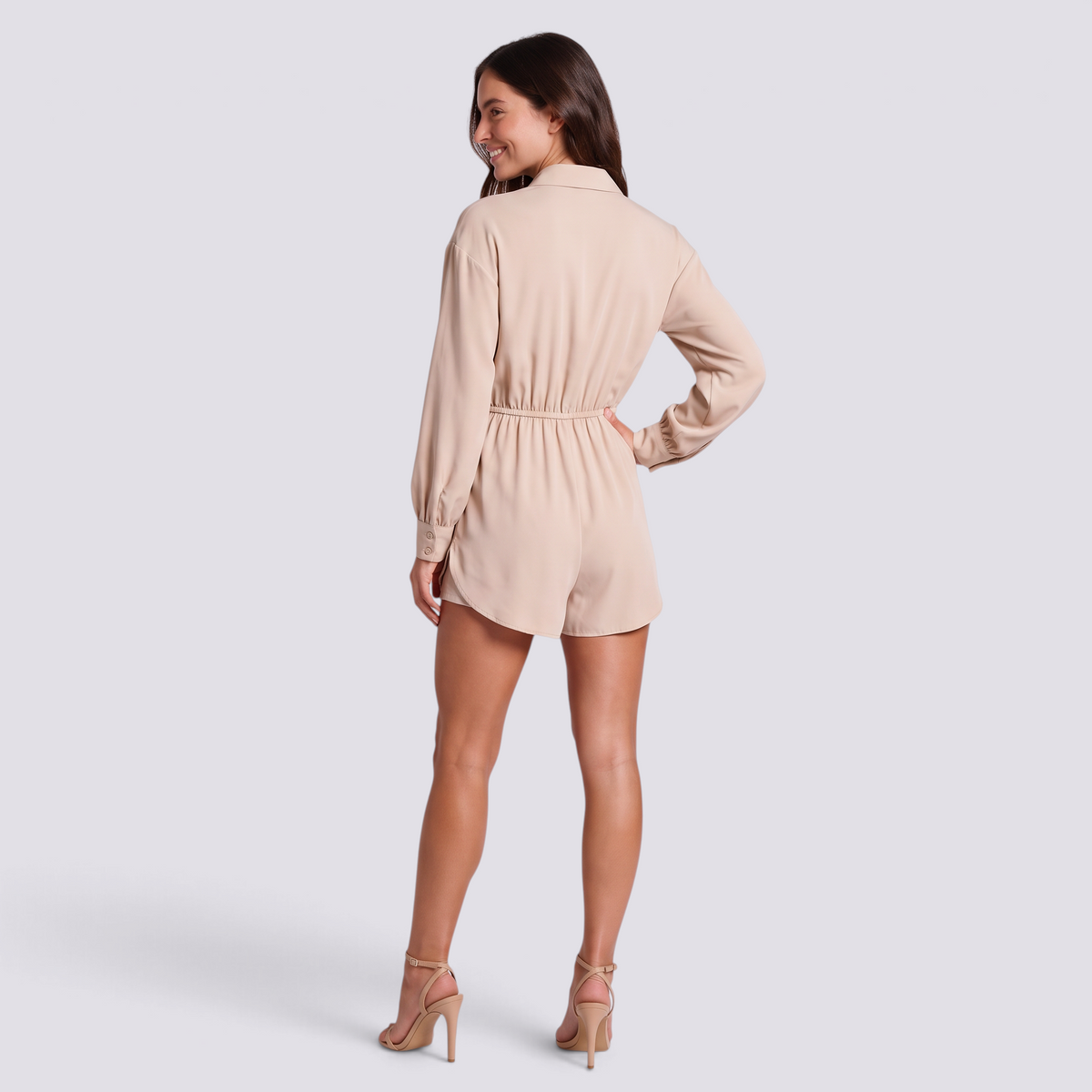 Mujer con mono corto camisero de manga larga en beige, vista trasera lisa