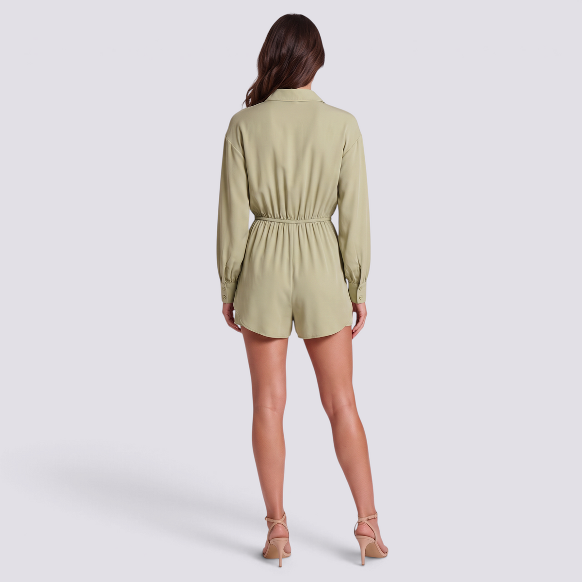 Mujer con mono corto camisero de manga larga en verde menta, vista trasera lisa