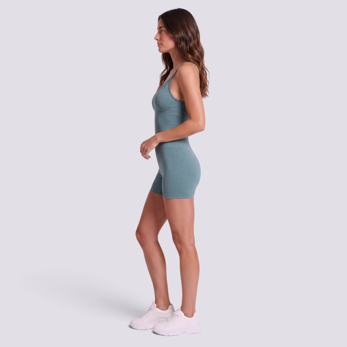 Mono corto deportivo de mujer con tirantes finos en color azul grisáceo, vista lateral