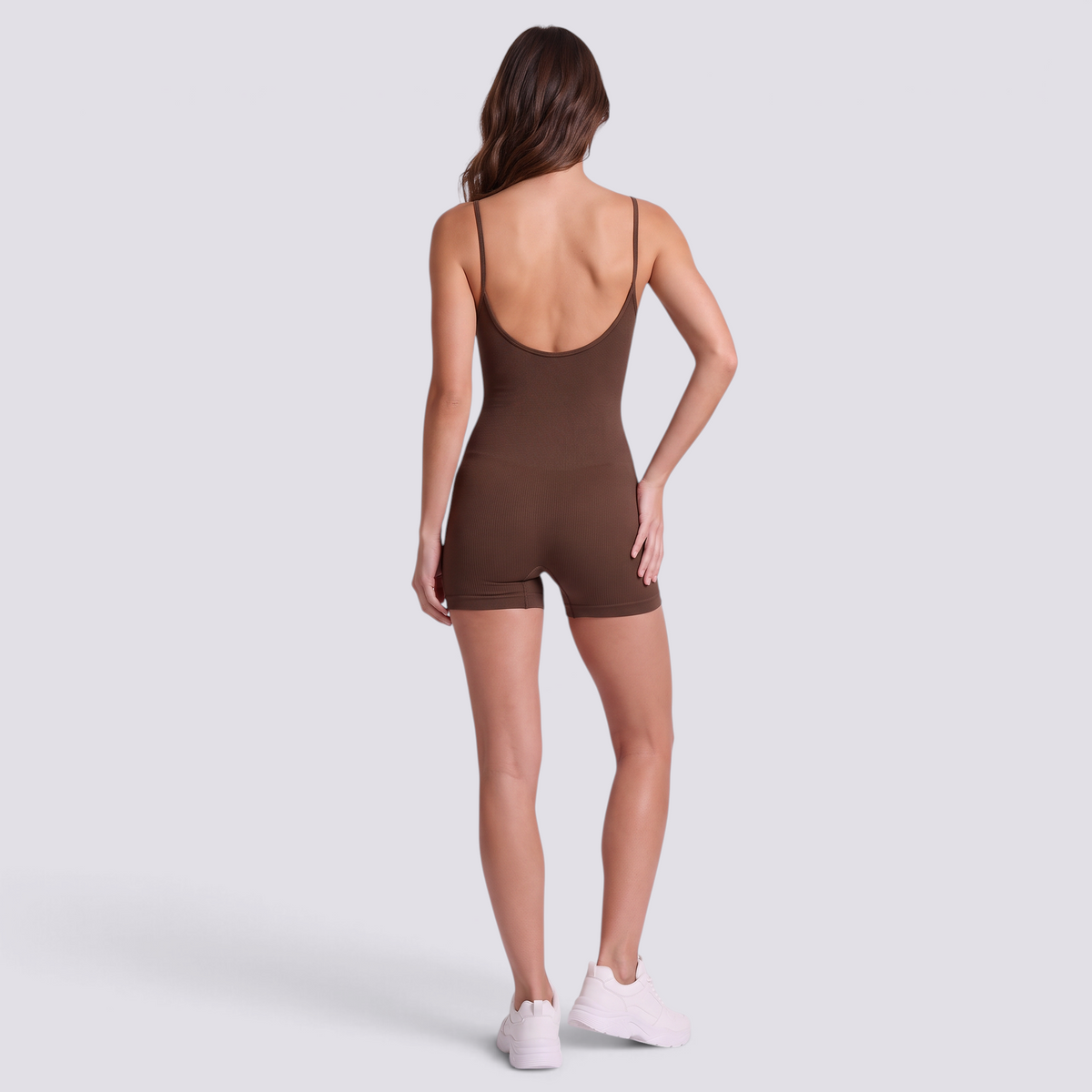 Mono corto deportivo de mujer con tirantes finos en color marrón, vista trasera