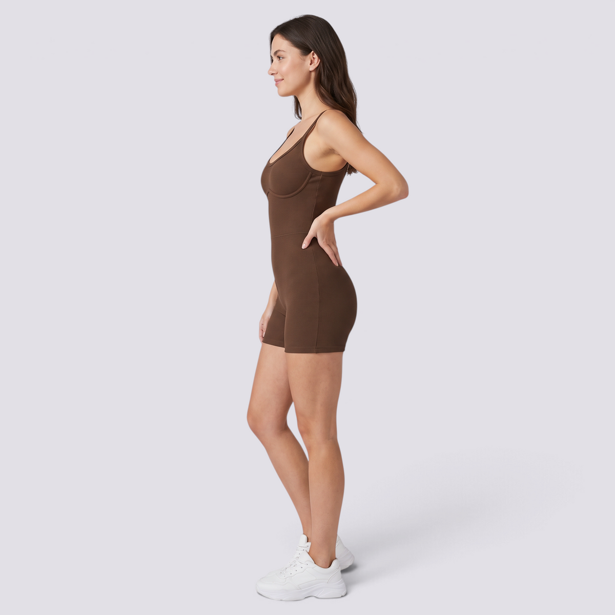 Mono corto deportivo de mujer con tirantes finos en color marrón, vista lateral