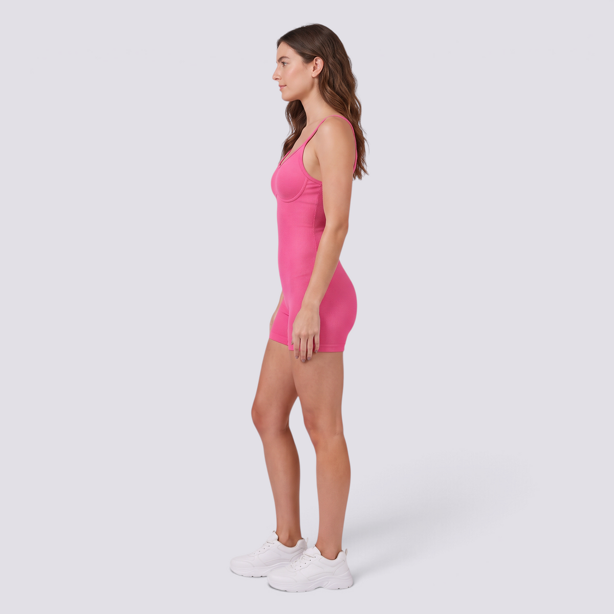 Mono corto deportivo de mujer con tirantes finos en color rosa fucsia, vista lateral