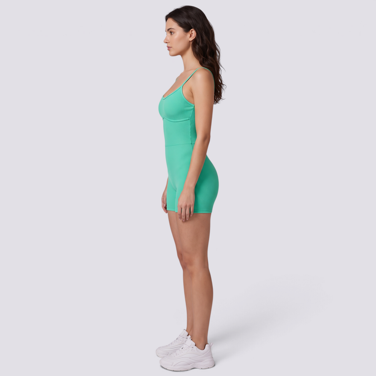 Mono corto deportivo de mujer con tirantes finos en color verde menta, vista lateral