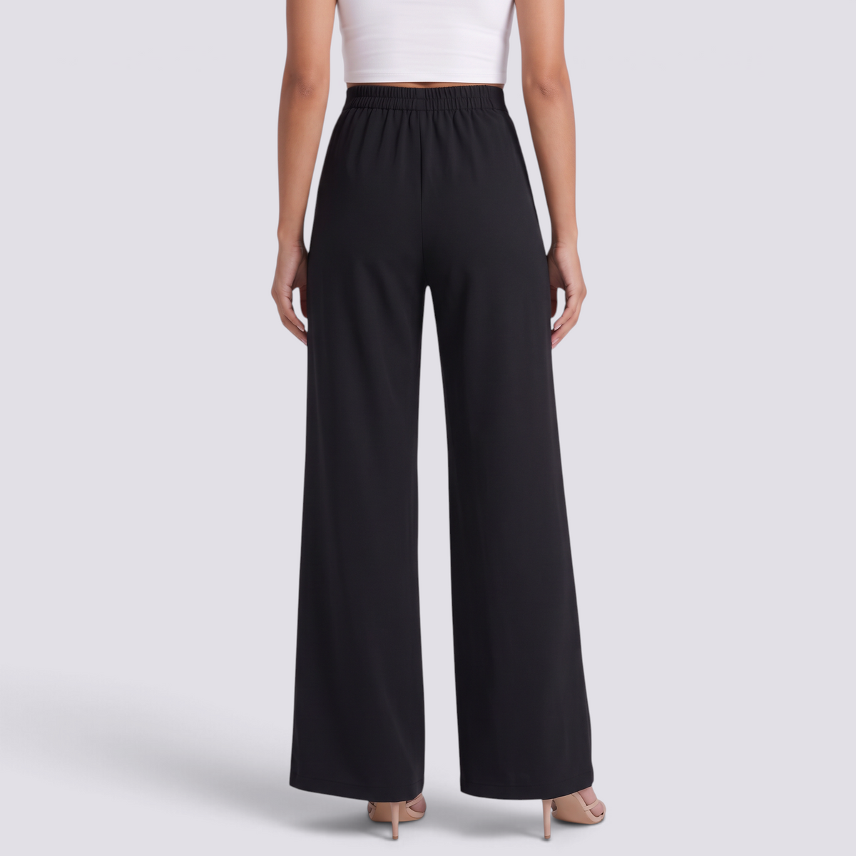 Pantalón ancho de mujer en color negro, tiro alto y aberturas laterales, vista trasera