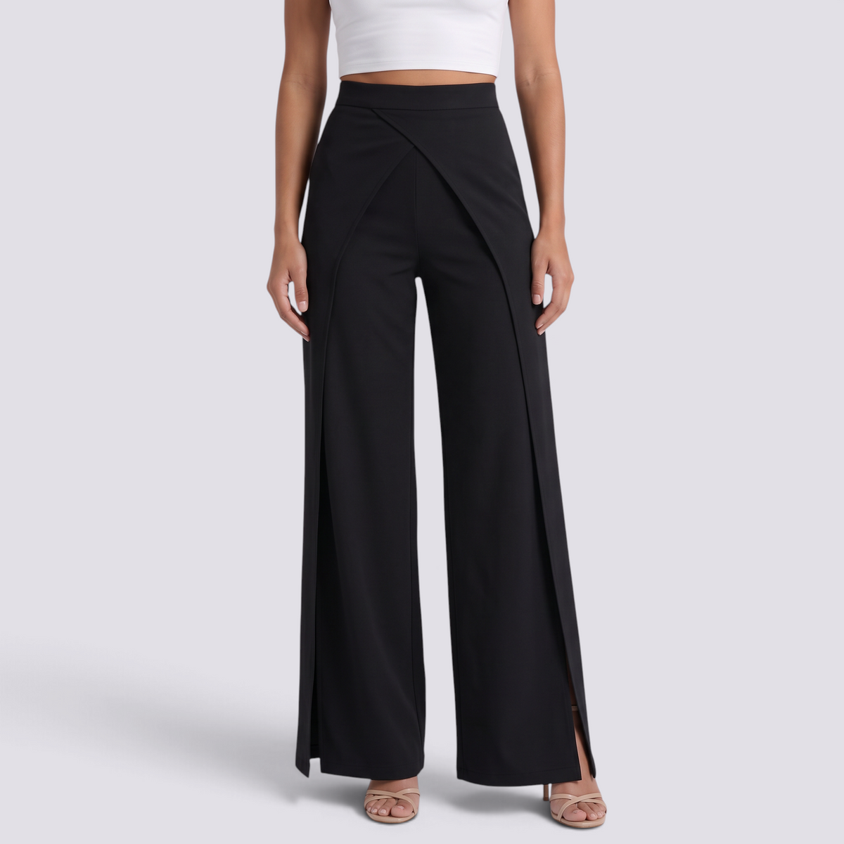 Pantalón ancho de mujer en color negro, tiro alto y aberturas laterales, vista frontal