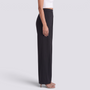 Pantalón ancho de mujer en color negro, tiro alto y aberturas laterales, vista lateral