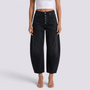 Pantalón balloon de mujer efecto vaquero en negro, vista frontal