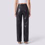 Pantalón efecto piel de mujer en color negro, pierna ancha y tiro alto, vista trasera