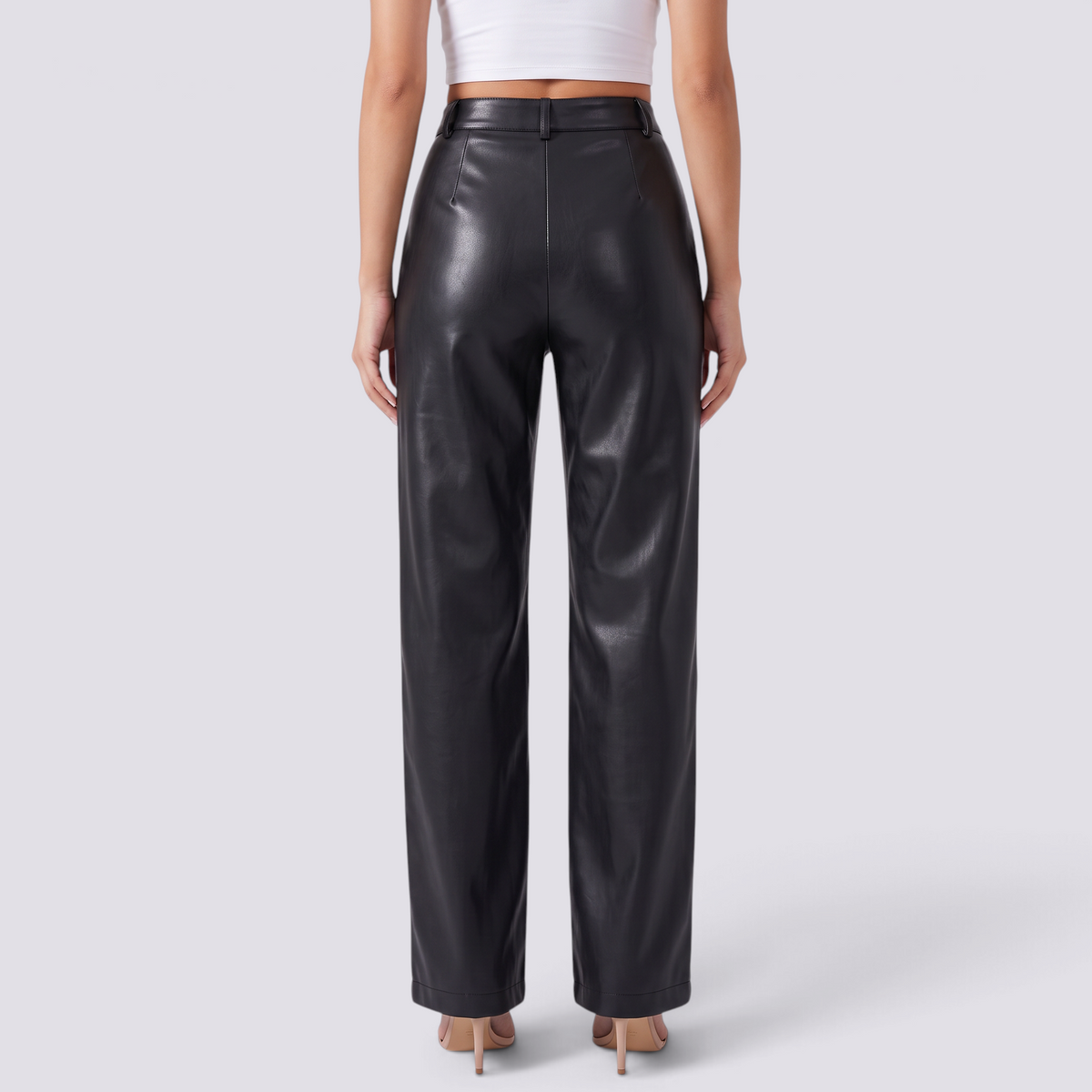 Pantalón efecto piel de mujer en color negro, pierna ancha y tiro alto, vista trasera