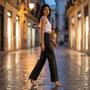 Mujer con pantalón efecto piel negro de pierna ancha paseando por una calle empedrada de noche