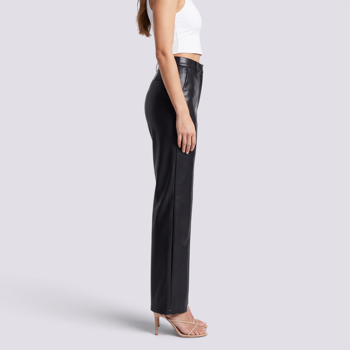 Pantalón efecto piel de mujer en color negro, pierna ancha y tiro alto, vista lateral