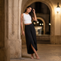 Pantalón pierna ancha mujer cruzado con abertura, Negro, foto de estilo de vida