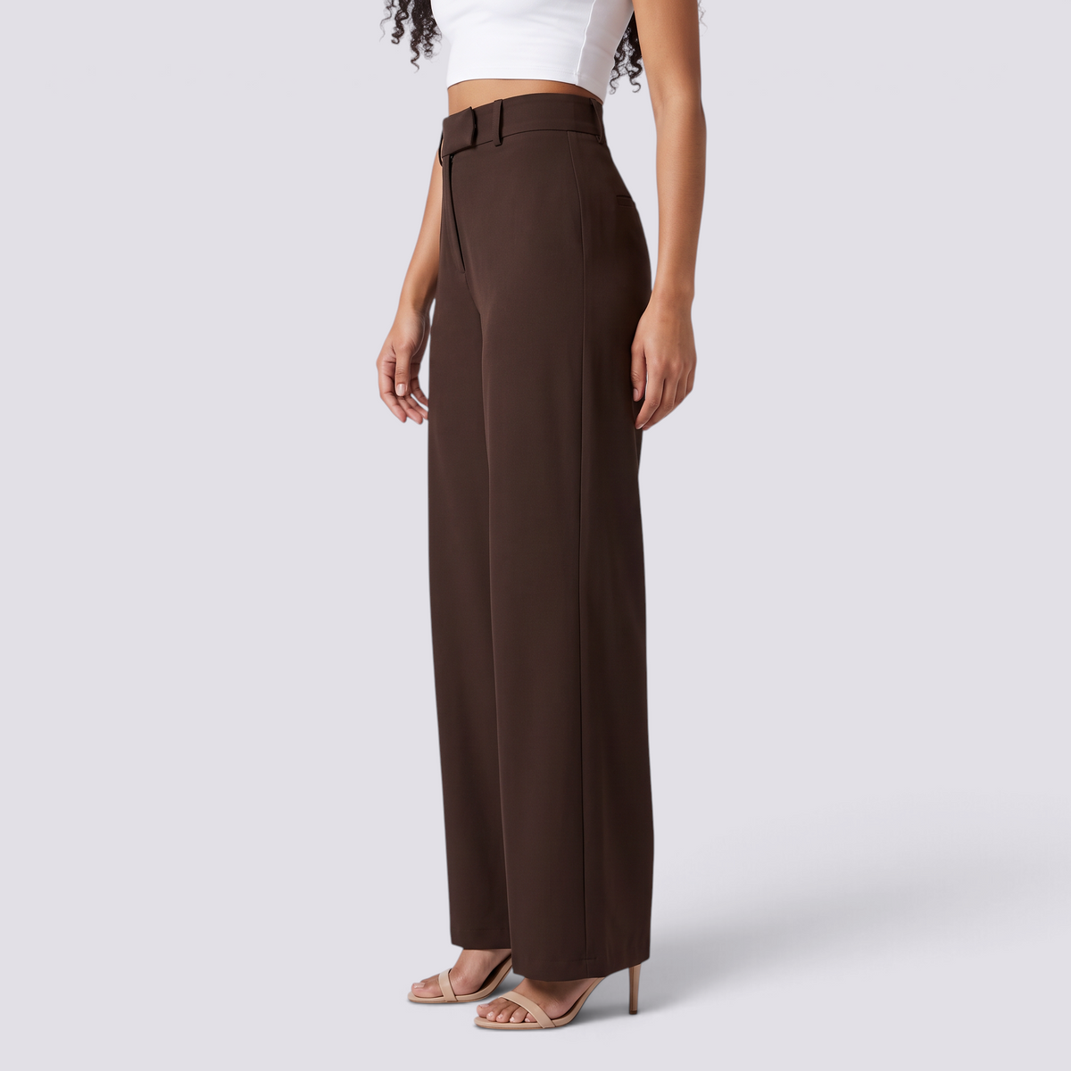 Pantalón de sastre de mujer de tiro alto con pinzas en marrón oscuro, vista lateral