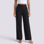 Pantalón de vestir de mujer de tiro alto y pernera ancha en negro, vista frontal