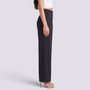Pantalón de vestir de mujer de tiro alto y pernera ancha en negro, vista lateral