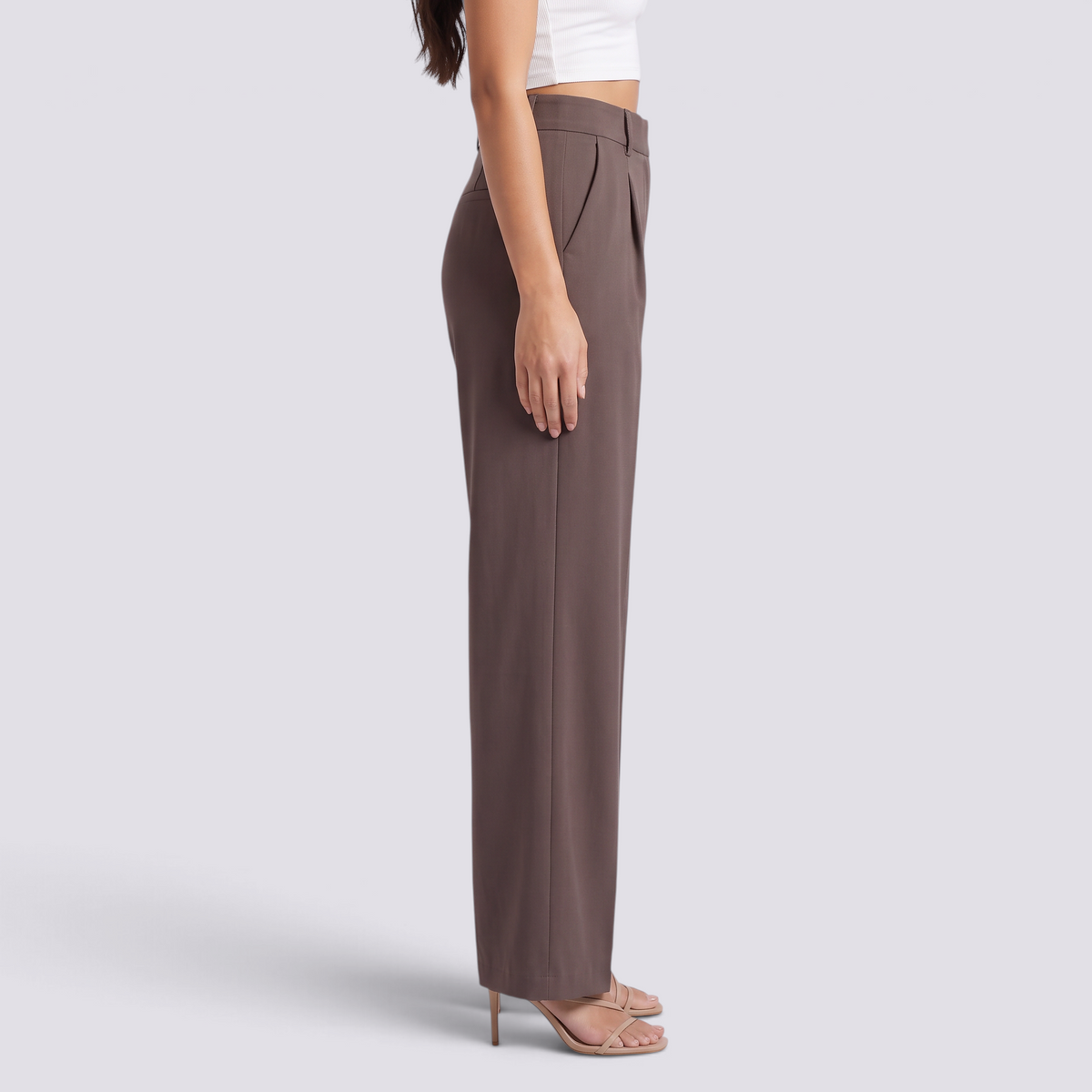 Pantalón de vestir de mujer de tiro alto y pernera ancha en moca, vista lateral